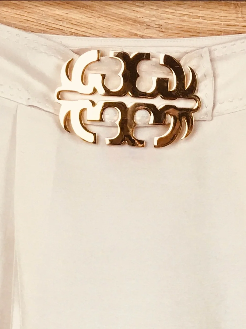 Tory Burch Cream 100% Silk Mini Skirt Gold Double T Logo Buckle Size 2
